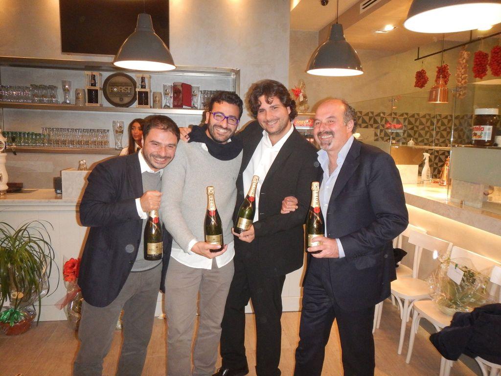 I soci della Pizzeria Olio e Pomodoro all'inaugurazione